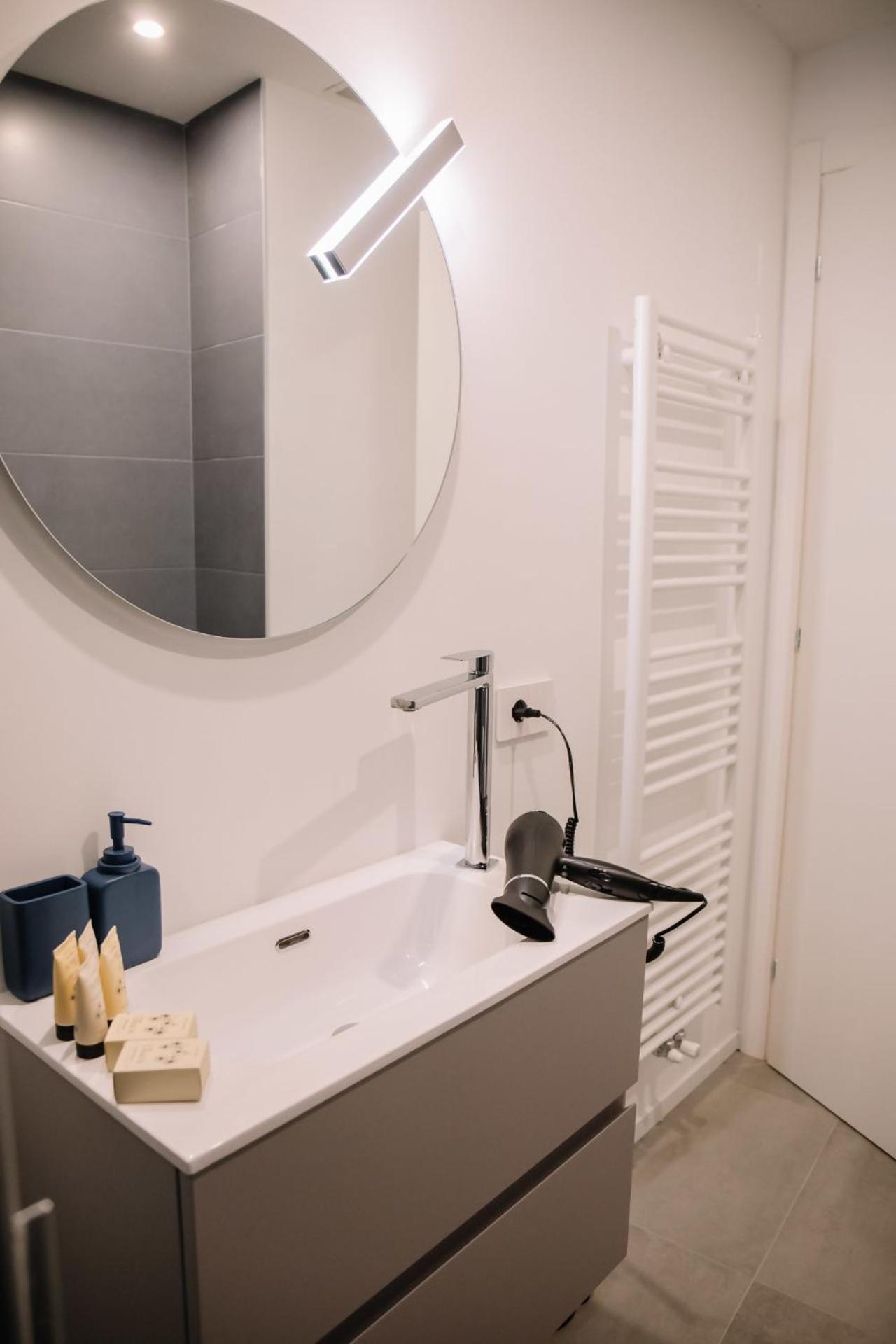 Elegant Beige Apartment - 5 Minutes From The Lake Como Zewnętrze zdjęcie
